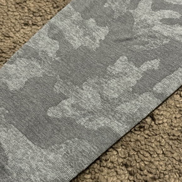 Like New NVGTN Sz S Gray Camo Leggings-Mid Calf Length-Seamless - Picture 4 of 11